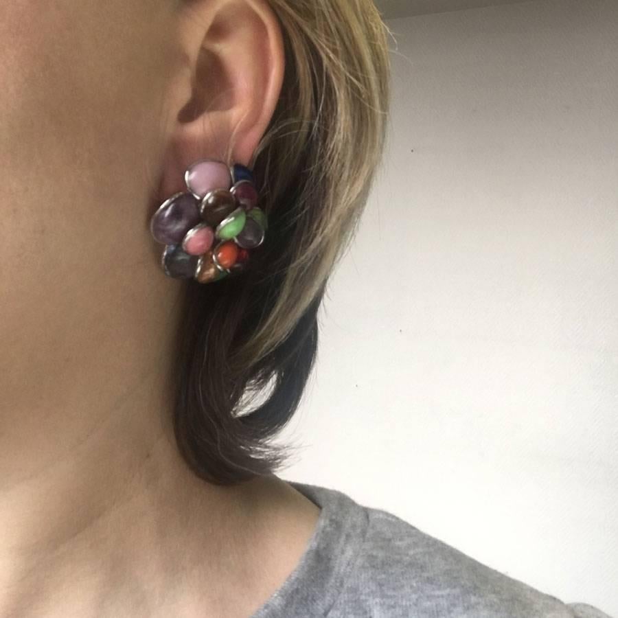 Gorgeous MARGUERITE DE VALOIS flower clip-on earrings in silver plated metal and molten glass petals of multiple colors: pink, coral, amber, green.

Made in France, by craftsmen of the MARGUERITE DE VALOIS brand, who have made jewelry in the past