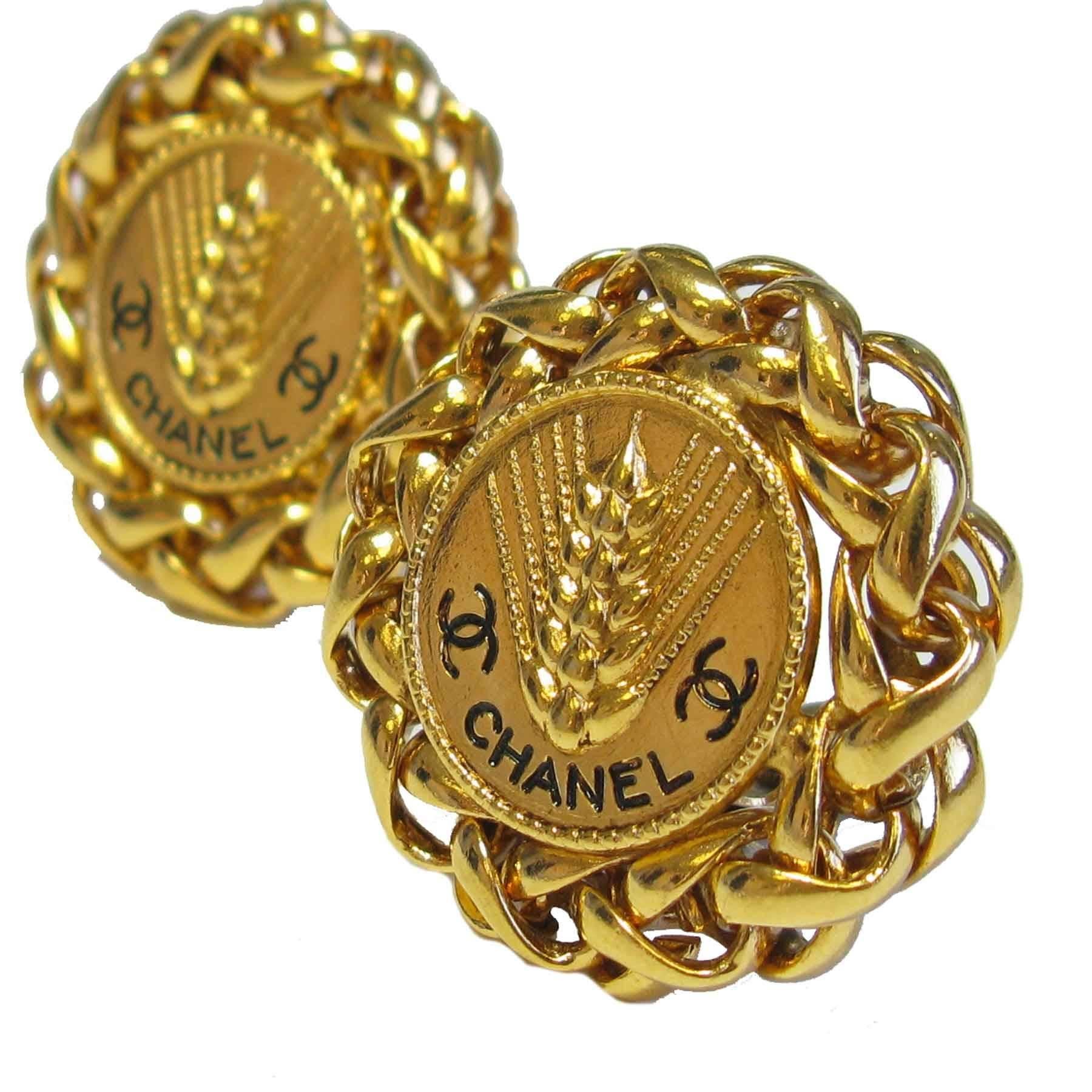 Vintage Chanel clip-on earrings in gold plated metal. The distinctive signs of the mark are found on these earrings: ear of wheat, CC, Chanel, circled by the famous chain.

The signature 'Chanel' is on each clip. 

Delivered in a Valois Vintage