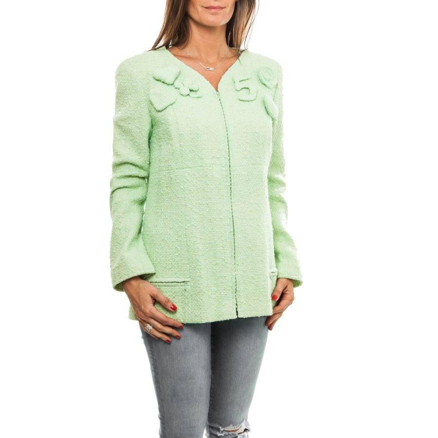 Sammler!  Chanel Cruise 2004 Kollektion. Jacke aus anisgrünem und hellgrünem Tweed, mit zwei Reißverschlusstaschen auf der Vorderseite. Details: drei Herzen (zwei gepolstert), ein vierblättriges Kleeblatt und die Zahl '5'

Seidenfutter mit