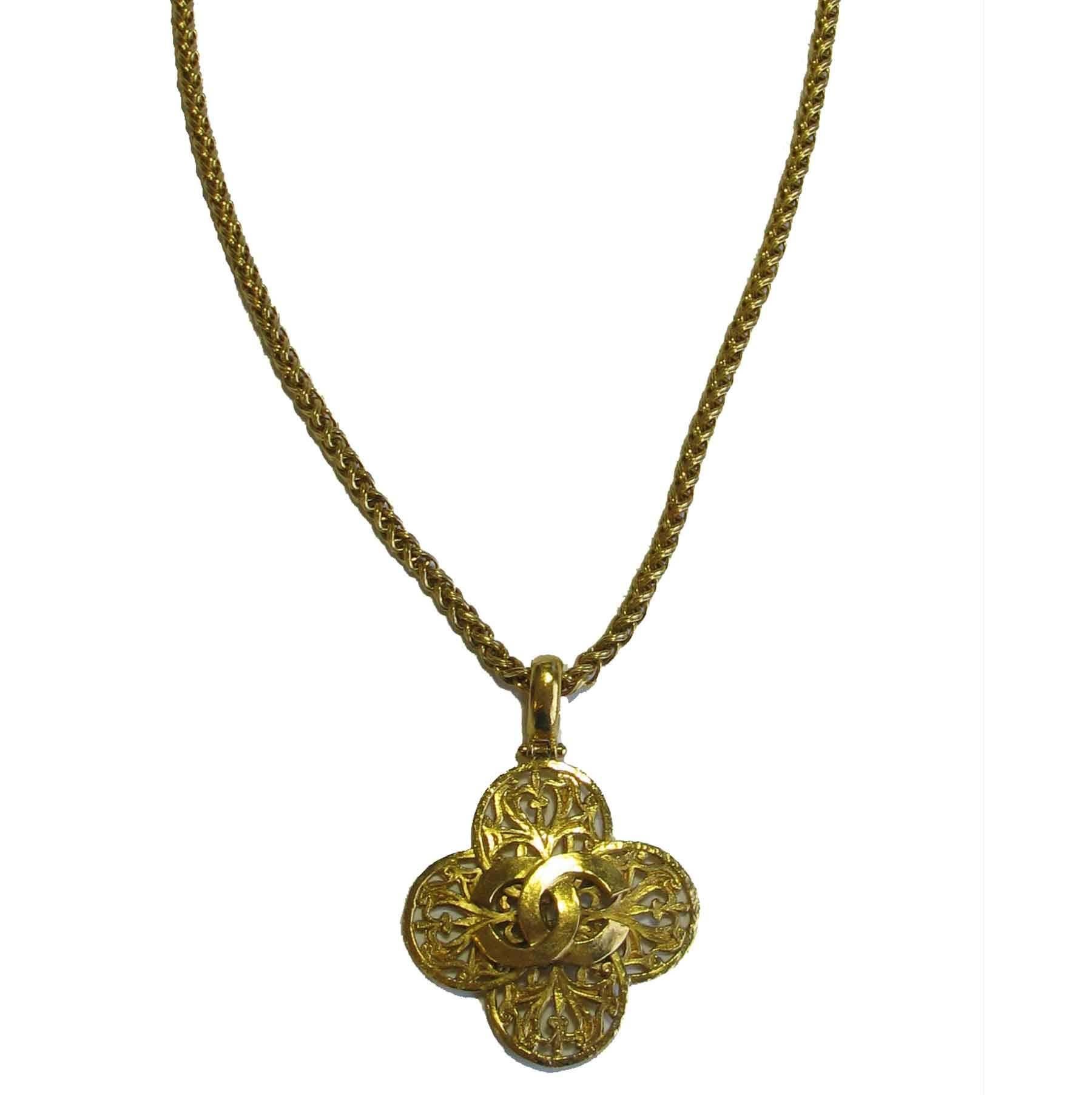 Gorgeous Chanel necklace, twisted chain and gilded metal pendant. A double C is placed in the middle of the pendant. Hook clasp.

Fall-Winter 1995 collection.

Dimensions:
Size of the pendant: 5,6x5,6 cm

Delivered in a dust bag Valois Vintage Paris