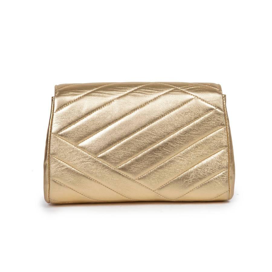 CHANEL Clutch in Gold Quilted Lamb Leather In Excellent Condition In Paris, FR
