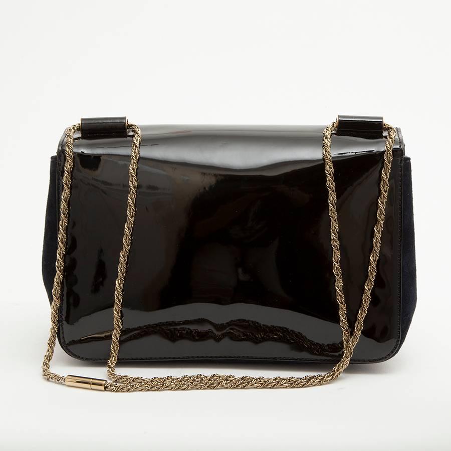 CHLOE flap bag with navy suede and black patent leather. Gilded metal hardware. 
It is worn on the shoulder or crossover with chain loop: gilded rope : 112 cm at the longest.

The interior is navy blue suede and black smooth leather with a plated