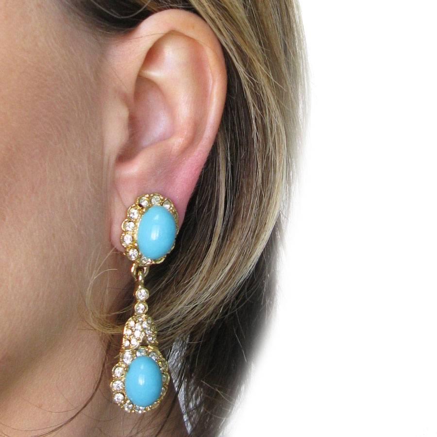 Kenneth Jay Lane pendant clip-on earrings in gilded metal, rhinestones and faux turquoise cabochons.

Delivered in a Valois Vintage Paris Dustbag