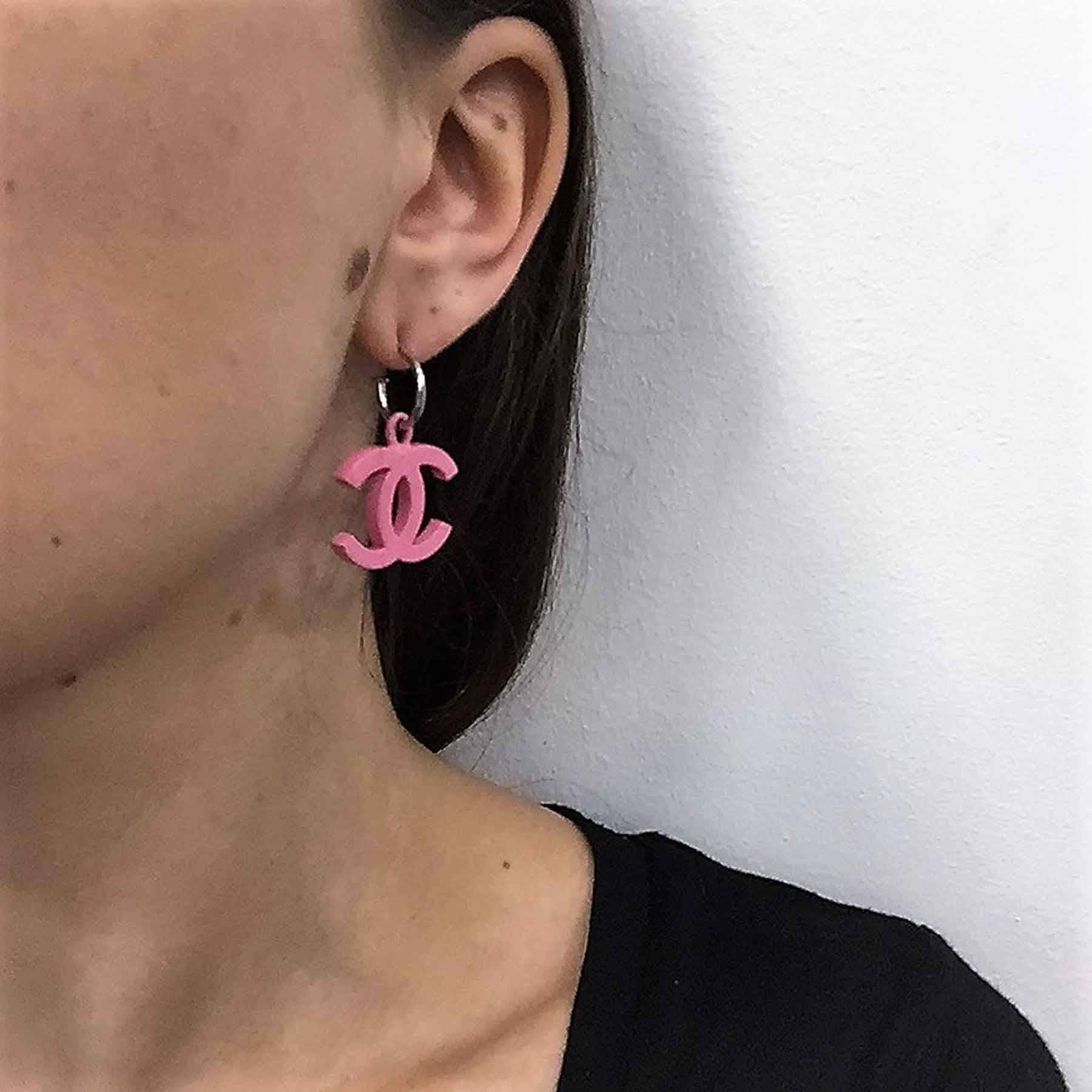 Chanel stud earrings in enameled pink metal. 

Collection 2003

Will be delivered in a Valois Vintage Paris Dustbag