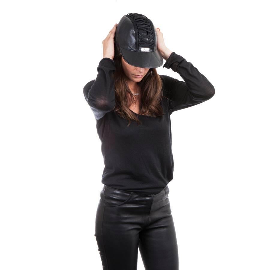 DIOR black leather cap. It is laced on top.

Dimension: Circumference 57 cm.

Delivered in a dustbag Valois Vintage Paris.