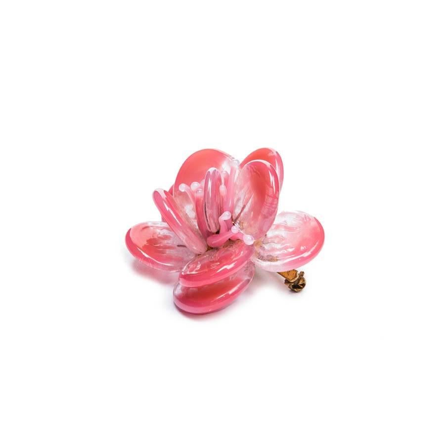 Vintage CHANEL Camélia Brooch In Translucent Pink Molten Glass In Excellent Condition In Paris, FR