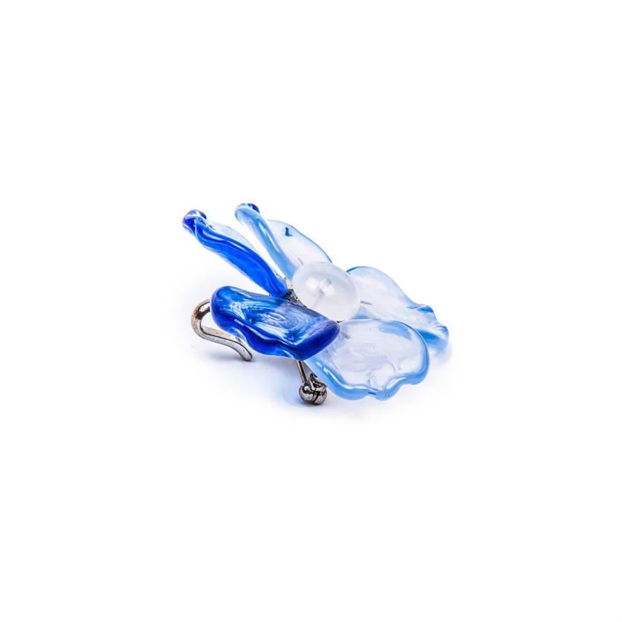 CHANEL Flower Pendant Brooch in Blue and White Molten Glass In Excellent Condition In Paris, FR