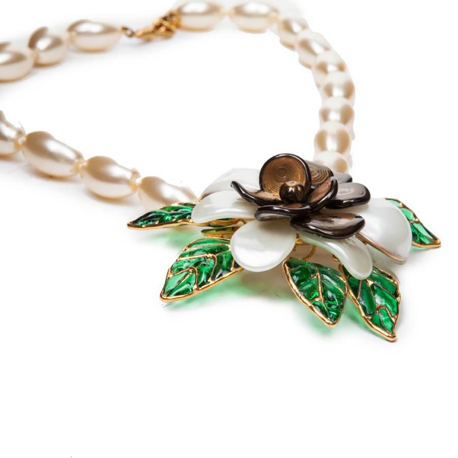 Women's Vintage CHANEL Camélia Necklace in Molten Glass