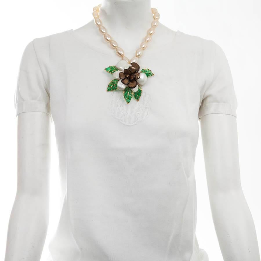 Couture! Chanel Vintage Camélia necklace in molten glass and gilded metal with fine gold. The petals are pearly brown in the center, and pearly at the ends. The leaves are emerald green. 

It can also be worn as a brooch. No tag. 

Dimensions: 
-