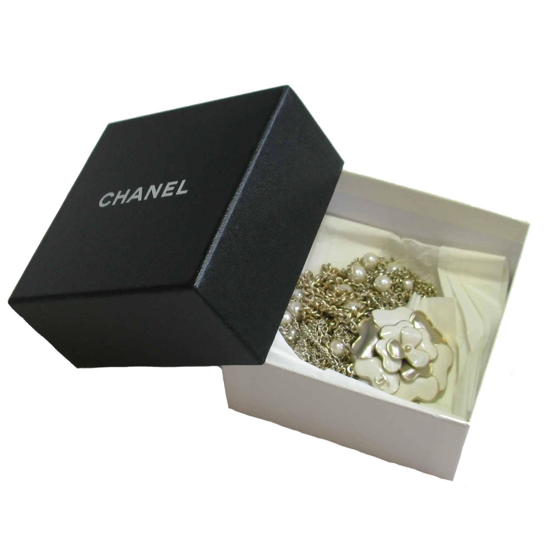 CHANEL Necklace in Gilded Metal, Pearls and White and Golden Camellia 4