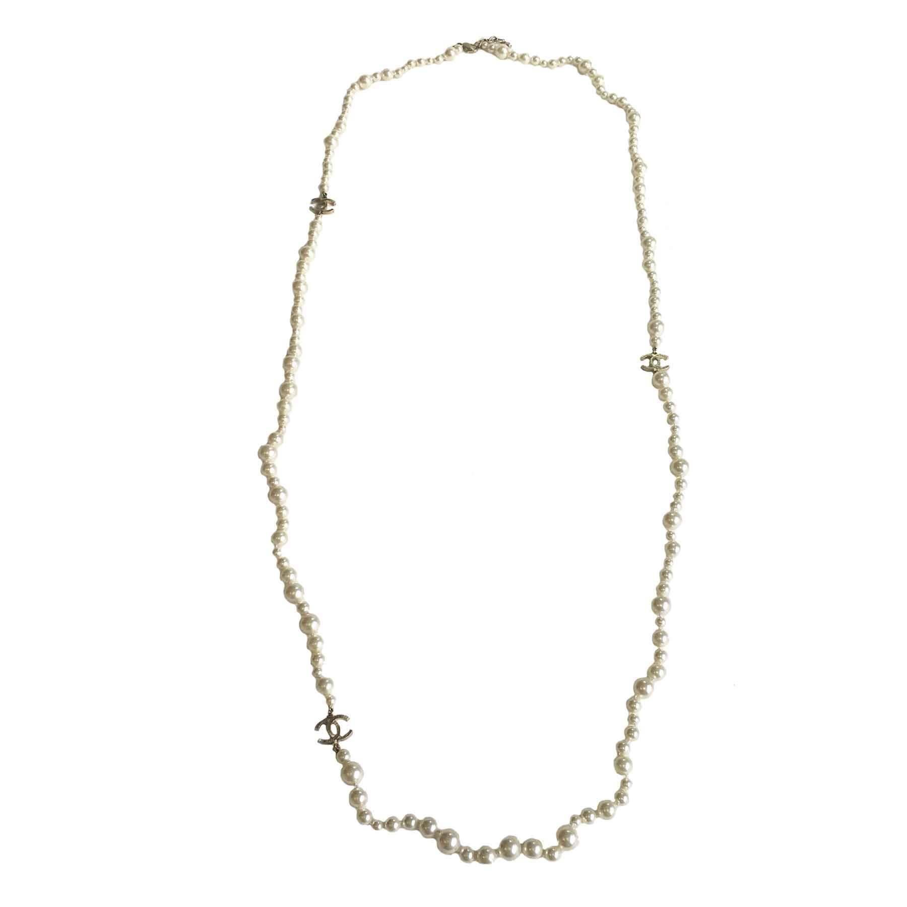 Inescapable jewel, magnificent Chanel long necklace of pearly pearls and golden metal CC.

Collection 2004.

Dimensions(Size): length at the 1st ring : 171 cms.

Delivered in a bag Valois Vintage Paris.