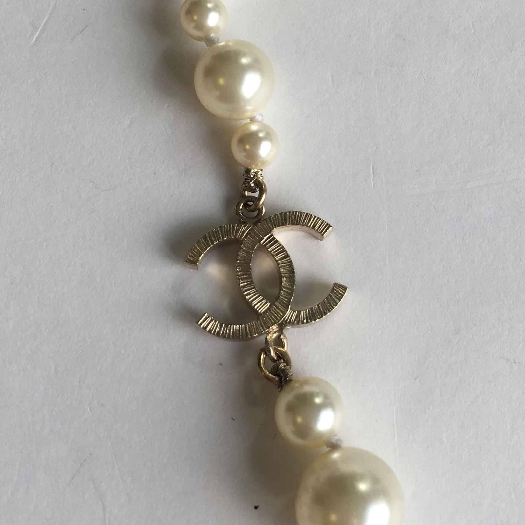 Chanel Long Pearly Pearls Necklace  In Excellent Condition In Paris, FR