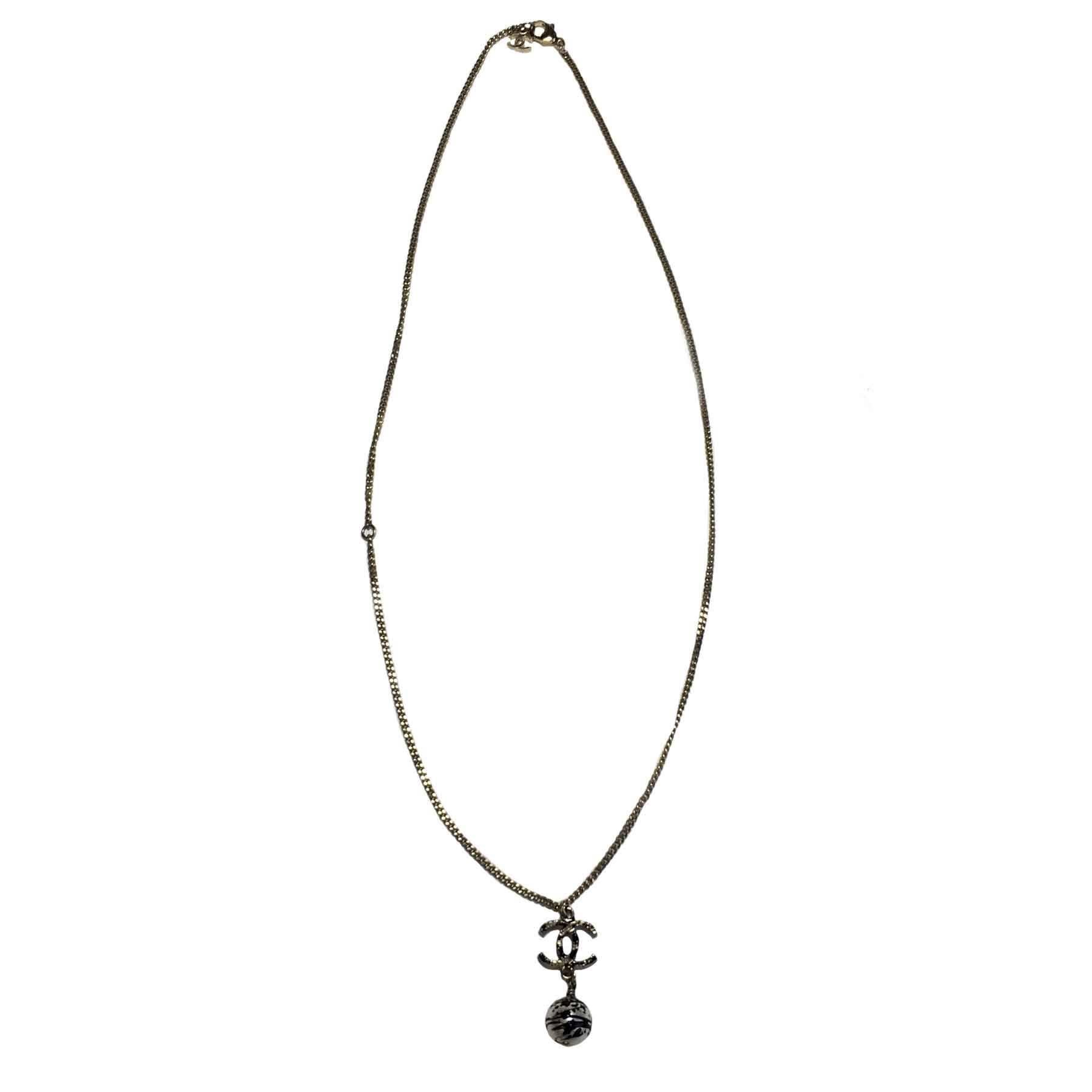 CHANEL Pendant Necklace in Gilded Metal and Pearl with Graffiti Effect In New Condition In Paris, FR