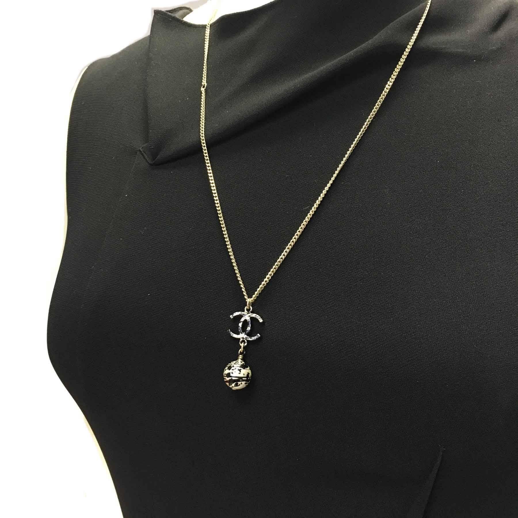 Beautiful Chanel necklace in gilded metal, pendant CC and pearl spotted with black color, graffiti effect. The chain ends in a small golden cc.

Dimensions: length at a first hole: 42 cm, last hole: 60 cm.

Pendant: 3,5 cm long

Delivered in a dust