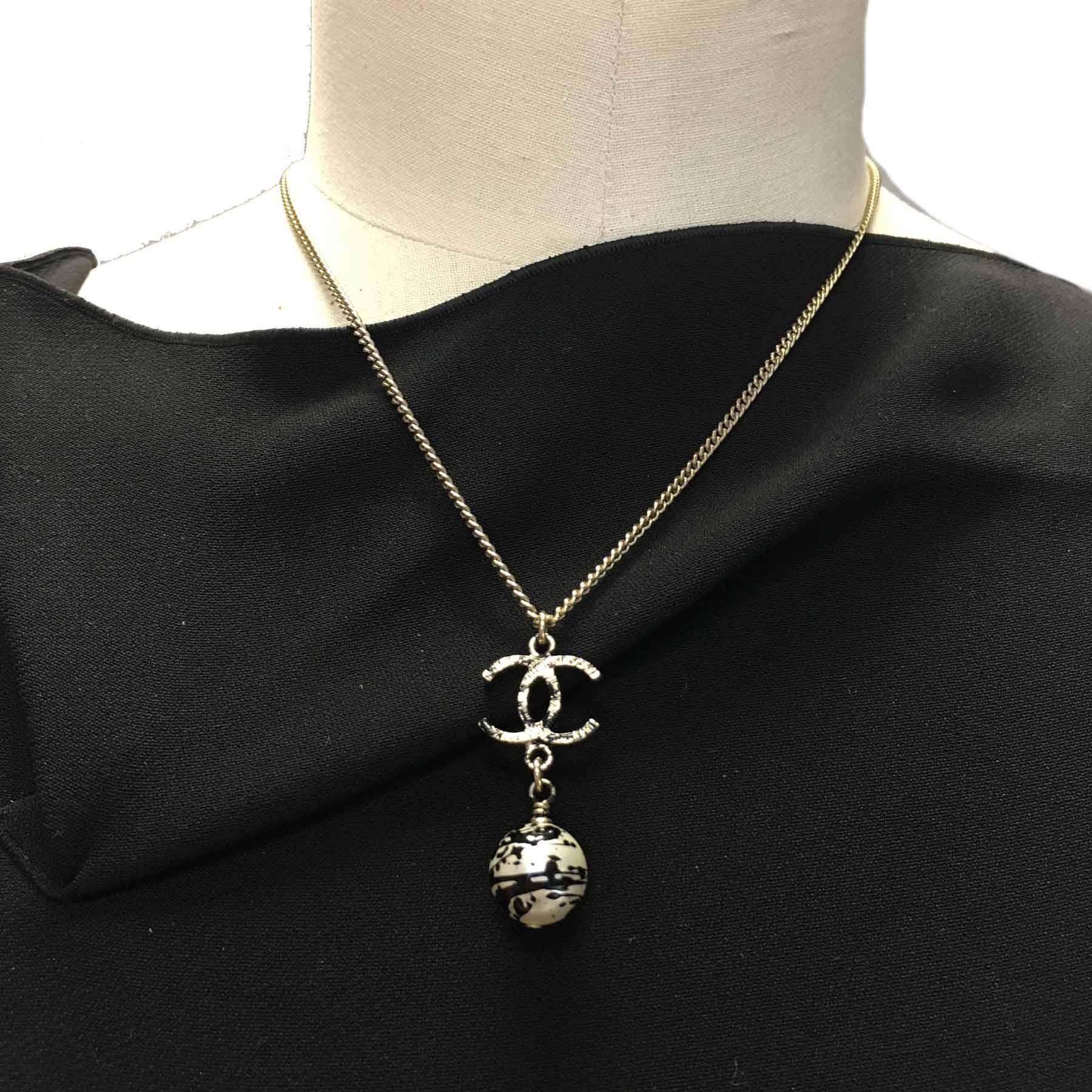 CHANEL Pendant Necklace in Gilded Metal and Pearl with Graffiti Effect 3