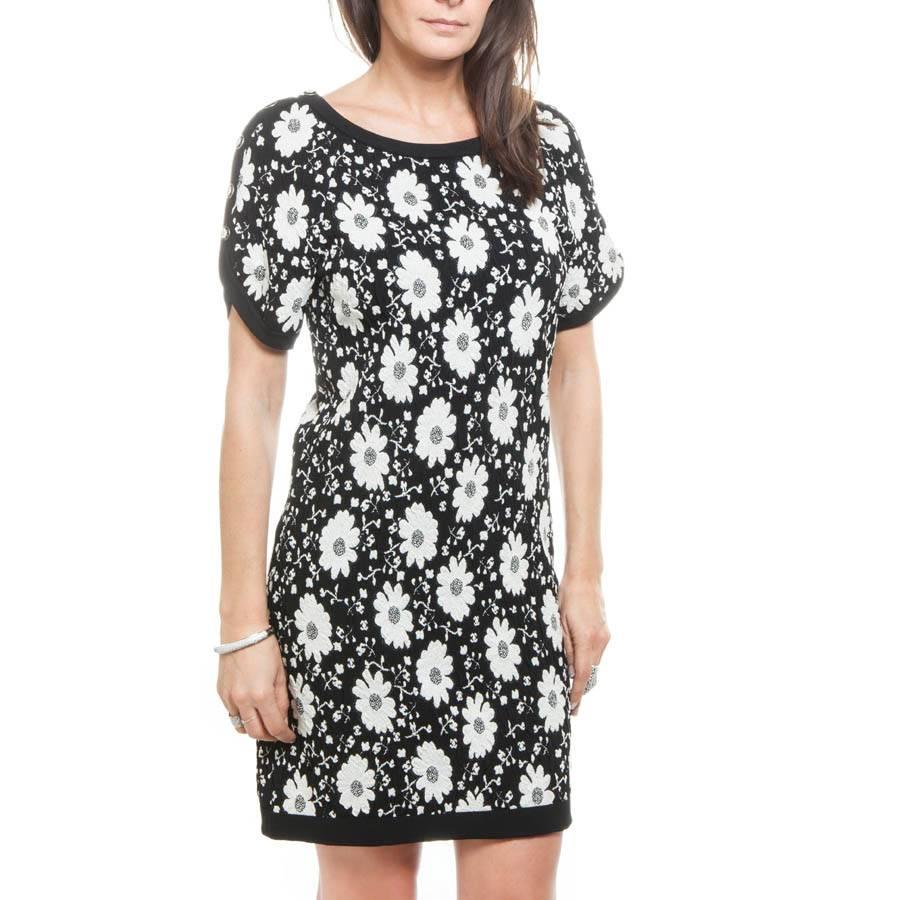 Chanel dress with black and white flowers. Made of cotton and viscose (stretch).

Straight cut. 5 buttons on each shoulder on each side.

Dimensions : breast width 46 cm,  width low 49 cm,

Length sleeves 22 cm, shoulder width 36 cm