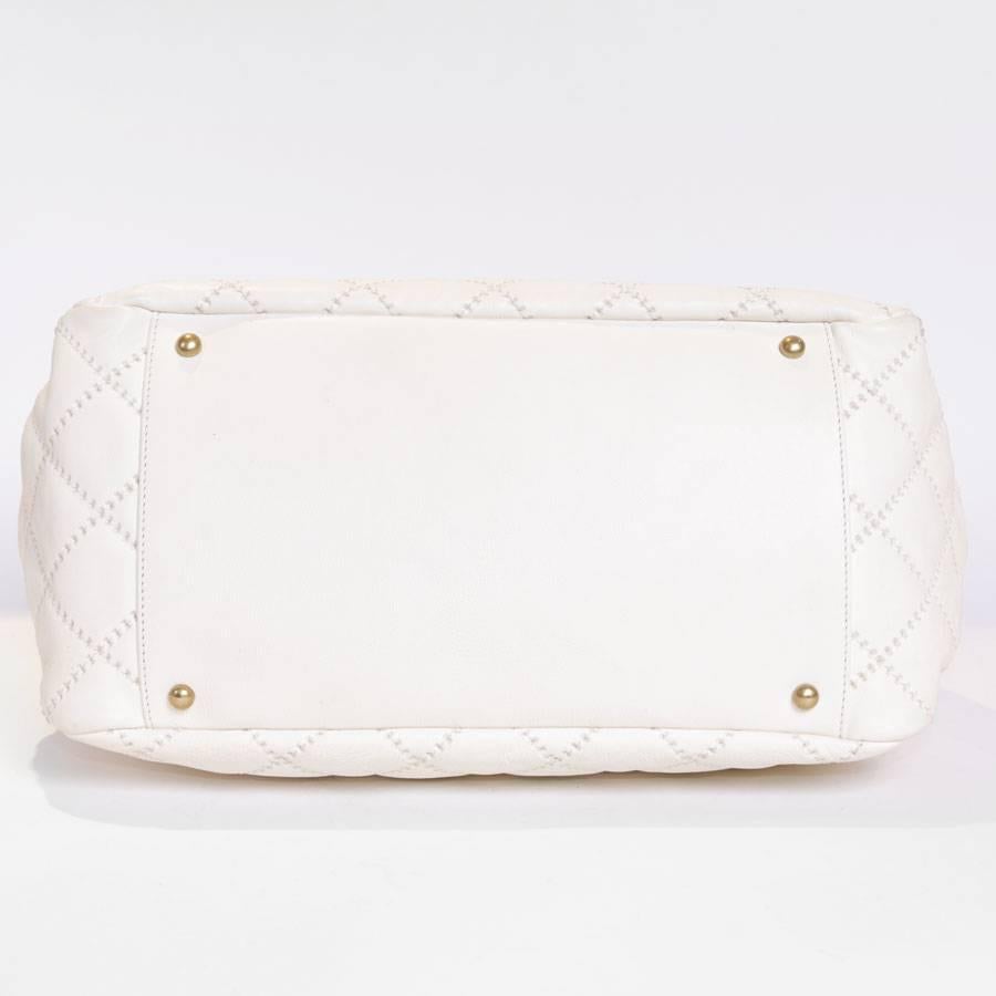 Chanel Bag in quilted eggshell color leather. The hardware is in aged patinated gilded metal.  Clasp 'CC'. The inside is in canvas with 3 patch pockets including 1 zipped and 1 for smartphone. 

Hologram: 1660 ... no authenticity card.

It is worn