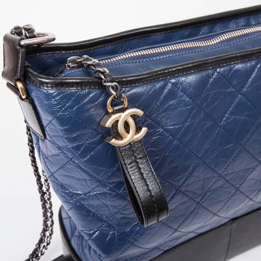 CHANEL Bag 'Hobo' Gabrielle in Bicolor Night Blue and Black Padded Leather 3