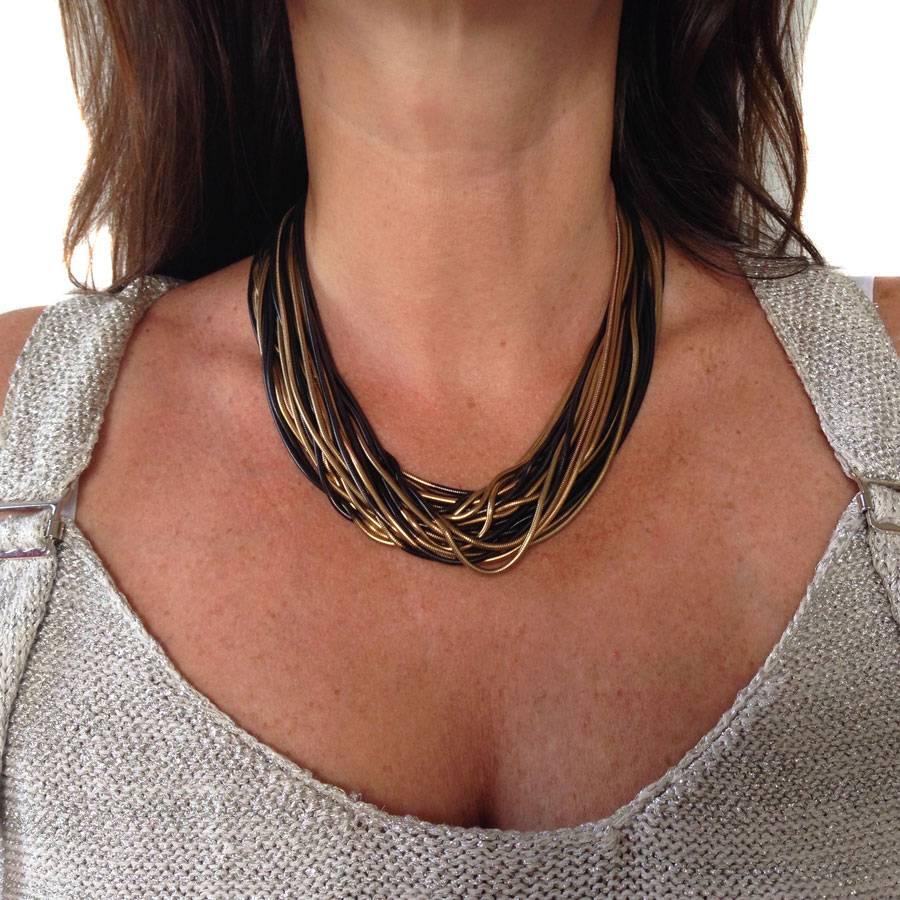 Splendid CHANEL necklace in black and golden multi 'snake' chains .

Dimensions: shortest 41 cm, longest: 51 cm.

Delivered in a dustbag Valois Vintage Paris
