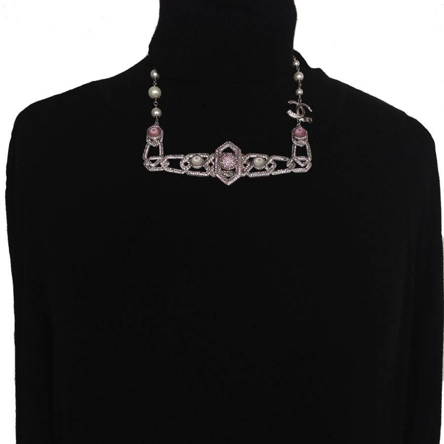A wonder!!! Splendid CHANEL necklace trend "Art Deco" Paris-Bombay. Crew necklace set with pale pink, black and white rhinestones, mounted on silver matte metal. Four fantasy stones (2 pale roses and 2 transparent) overhang the ornament.