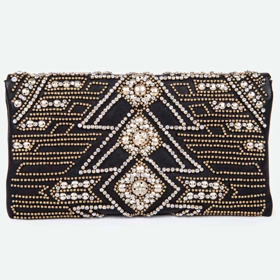 Evening Balmain clutch in crumpled leather, studded golden and rhinestones. Snap closure. The inside is in leather with a small patch pocket. 

Included : Authenticity card. 

Will be delivered in its original box and its dustbag Balmain