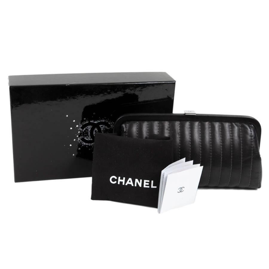 Beautiful Chanel black lamb leather clutch. CC metal clasp. Gray stitching. 
The interior is in black monogram satin. 

Hologram: 1070 .... (2006 year)

Will be delivered in a dustbag and a box Chanel