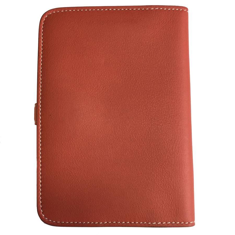 Very beautiful HERMES 'Dogon' compact wallet in two-tone swift calf: sanguine and shrimp . Palladium plated 'Clou de Selle' tab. Leather strap closure.

Stamp S from Press Sales under the HERMES brand within the wallet.

Inside: 2 credit card slots,