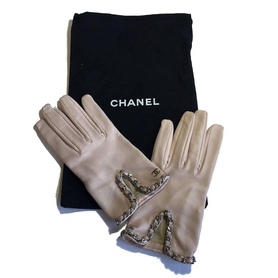 CHANEL gloves in pale pink lambskin, a silver chain goes round the wrist. Small silvery CC on each glove.
Lining in silk.

Dimensions: 20.5 cm turn of hand - corresponds approximately to an L.

Will be delivered in a pouch CHANEL