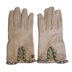 CHANEL Gloves in Pale Pink Lamb Leather and Silver Chain Size 8
