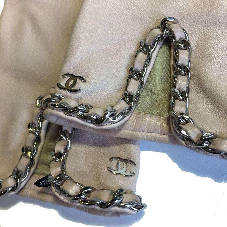 CHANEL Gloves in Pale Pink Lamb Leather and Silver Chain Size 8 3