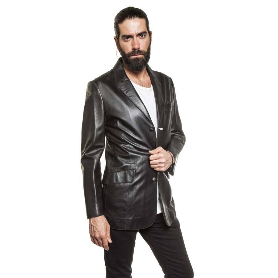 Vintage. Thierry Mugler jacket / blazer in soft black smooth lambskin leather. Featuring a stitched collar, a back slit at the bottom, 3 silver buttons with a matte logo emblazoned with the star logo, a chest pocket and flap pockets on the