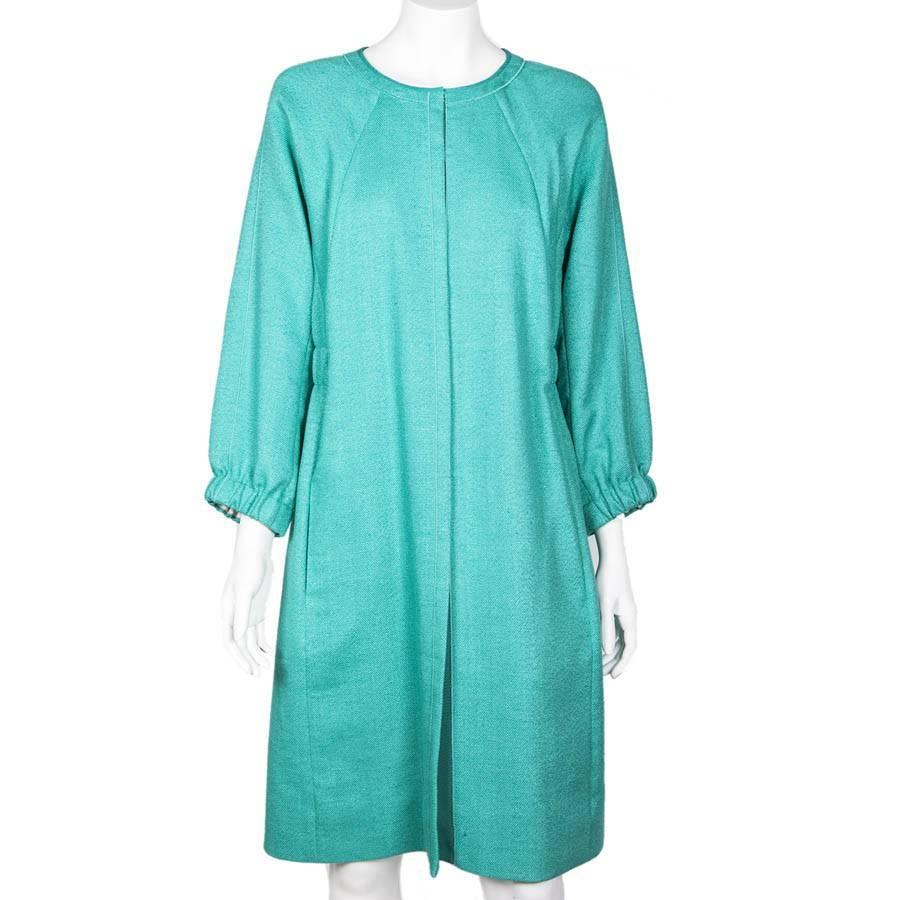 Elegance and freshness for this semi-season!!  NINA RICCI coat in Mint-colored jute canvas (viscose / cotton / linen). 
The lining is in silk

This creation Nina Ricci, with summer accents, knows how to keep its look so Parisian. 

Dimensions