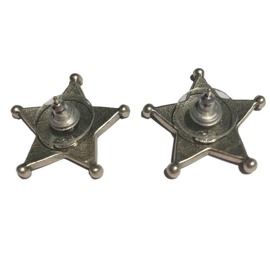 Delightful Chanel stud earrings in sheriff star shape from the famous Paris-Dallas collection.

Material: silver-colored silver

Delivered in a Valois Vintage Paris Dustbag