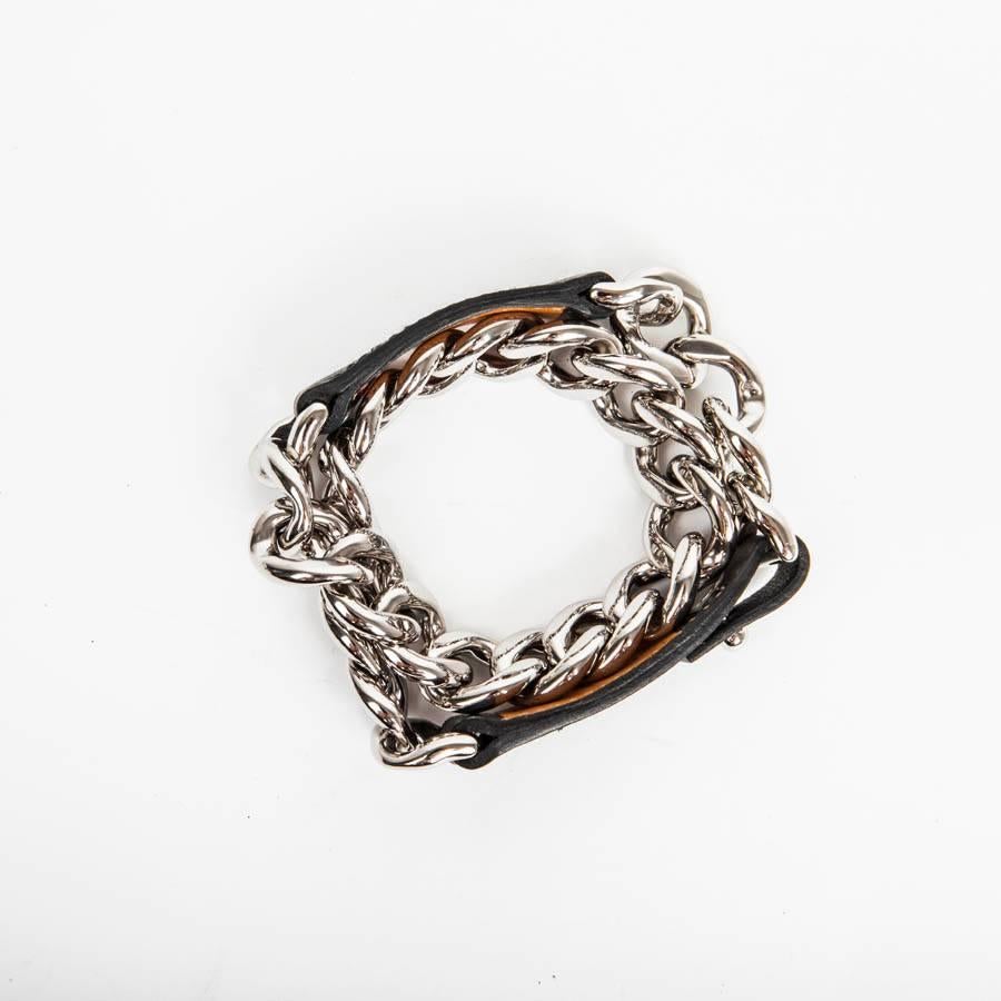 Hermes bracelet double tour in black leather and palladium silver metal chain. 

Size S

Stamp Q in a square (2013). 

Will be delivered in a Hermes pouch.