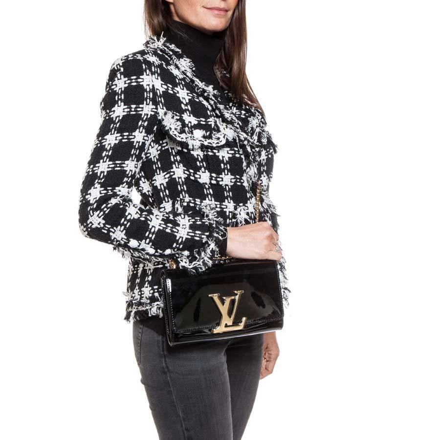 Louis Vuitton 'Louise' MM bag in black patent leather. 

It can be worn as a clutch or on the shoulder. The interior is made of black fabric. Gilded metal hardware.

shoulder strap: 112 cm

Will be delivered in a dustbag and Louis Vuitton box