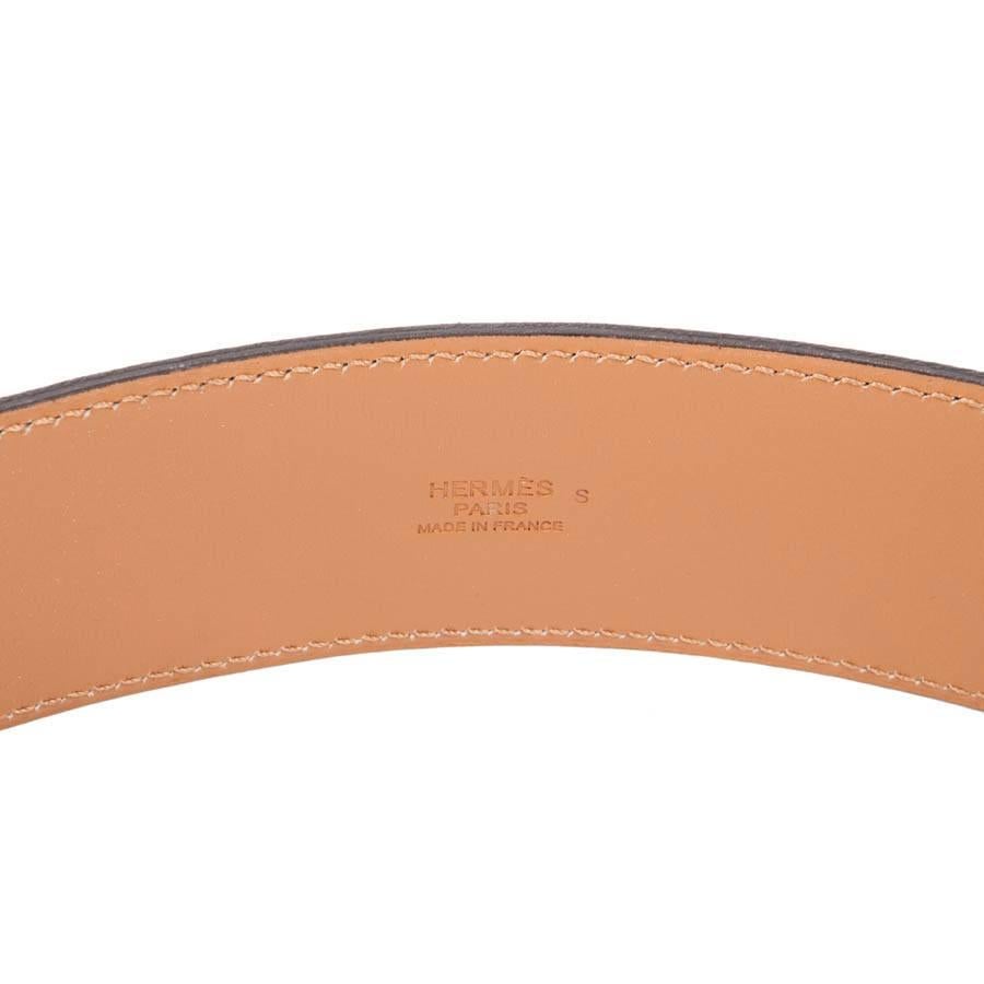 Hermes belt, Médor 'Collier de Chien', in blue velvet calfskin. Palladium silver hardware. 
Stamp P in a square (2012).

Dimensions: length at the first hole 90 cm, at the last hole 95 cm.

Delivered in its Hermes box.