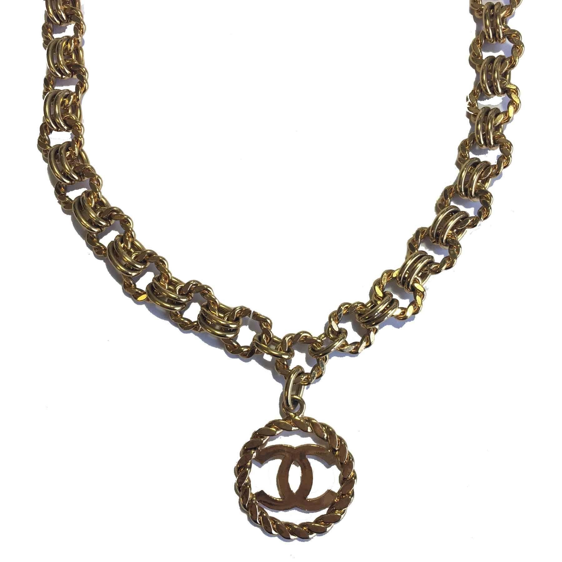 Vintage CHANEL Pendant Necklace in Gilded Metal In Excellent Condition In Paris, FR
