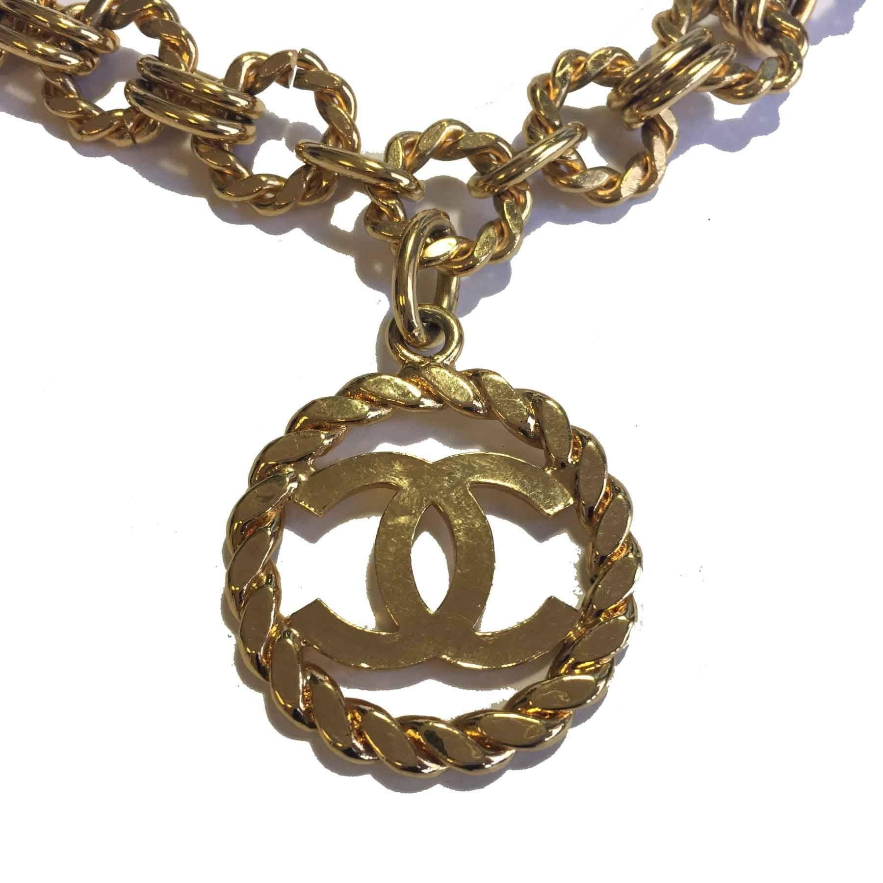 Women's Vintage CHANEL Pendant Necklace in Gilded Metal