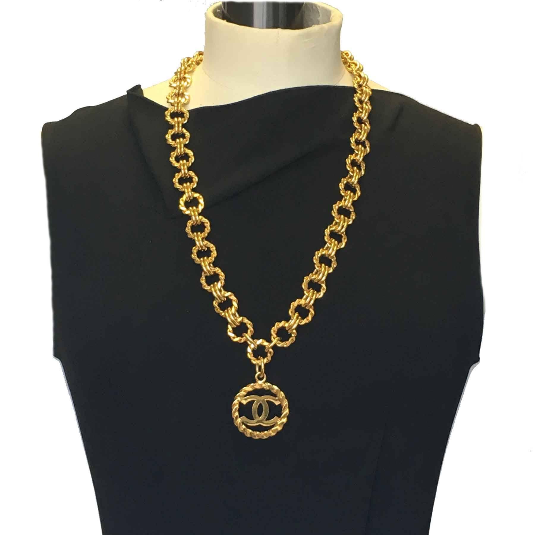 Stunning Vintage Chanel chain necklace with large chain and round pendant with a central CC in gilded metal.

Dimensions: diameter of the pendant: 3,7 cm 

Delivered in a Valois Vintage Paris Dustbag