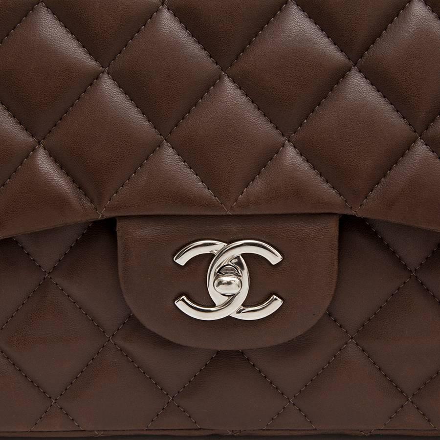 CHANEL Jumbo flap bag in quilted brown leather. It closes by flap and is worn shoulder or crossover: 134 cm at the longest. It has an outer slot. 
The inside is in brown smooth leather with two pockets, one zipped and one plated. 

Serial number