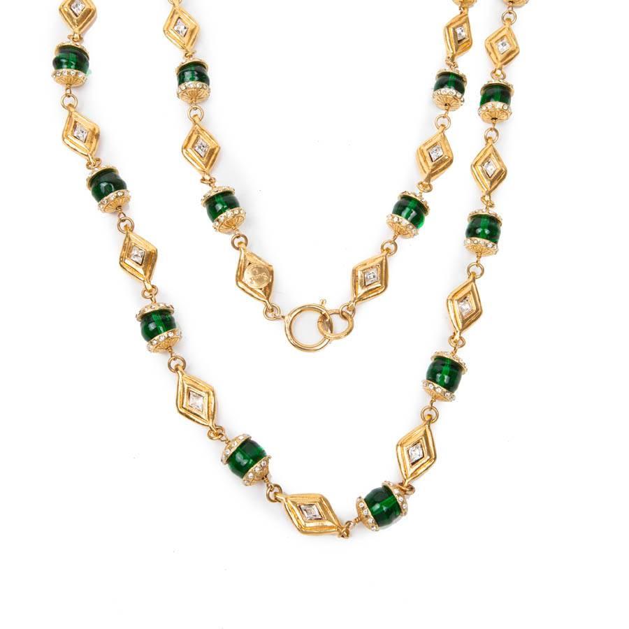 Couture!! Chanel Vintage necklace in emerald molten glass jewelry, set with rhinestones. Gilded Metal Chain.

Will be delivered in a Valois Vintage Paris Dustbag