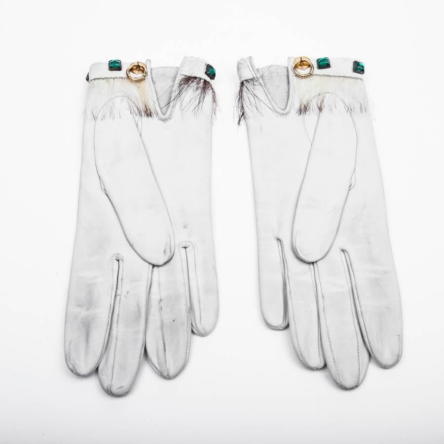 Vintage! Gloves Hermes, size 6 1/5, in white lamb leather with rivets set with green resin stones and bordered with horsehair.  

Dimensions: length to the major 21 cm, wrist 16 cm.

Will be delivered in a Valois Vintage Paris Dustbag