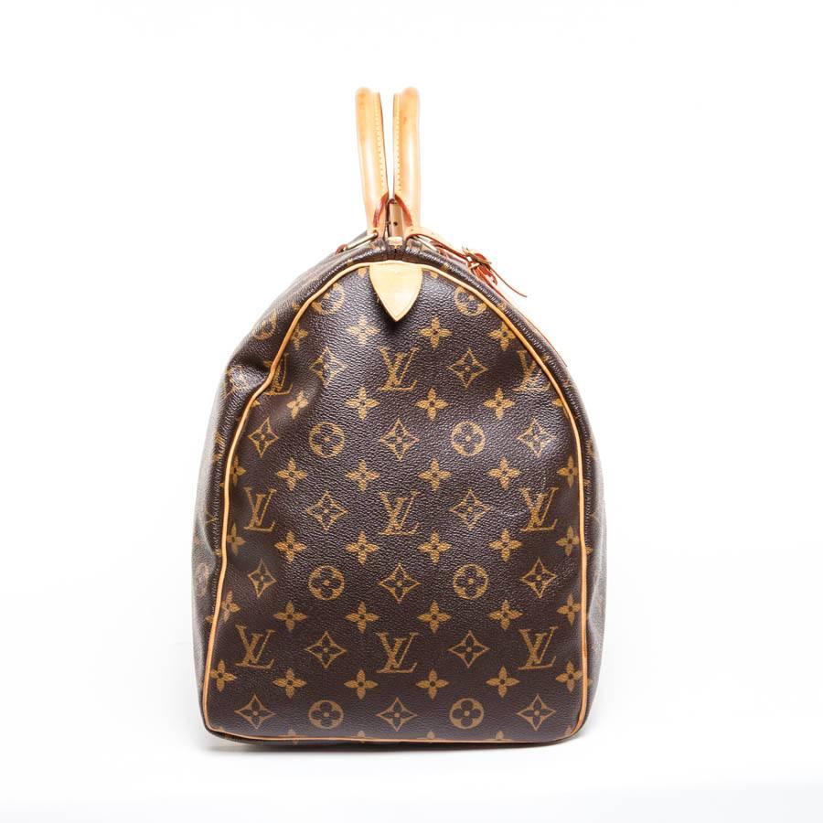 Louis Vuitton Bag "keepall 50" in monogram canvas. Lightweight, flexible and always ready for an imminent departure but especially practical by its cabin size. The metal parts are made of gilded brass. Zip closure. Worn hand with two