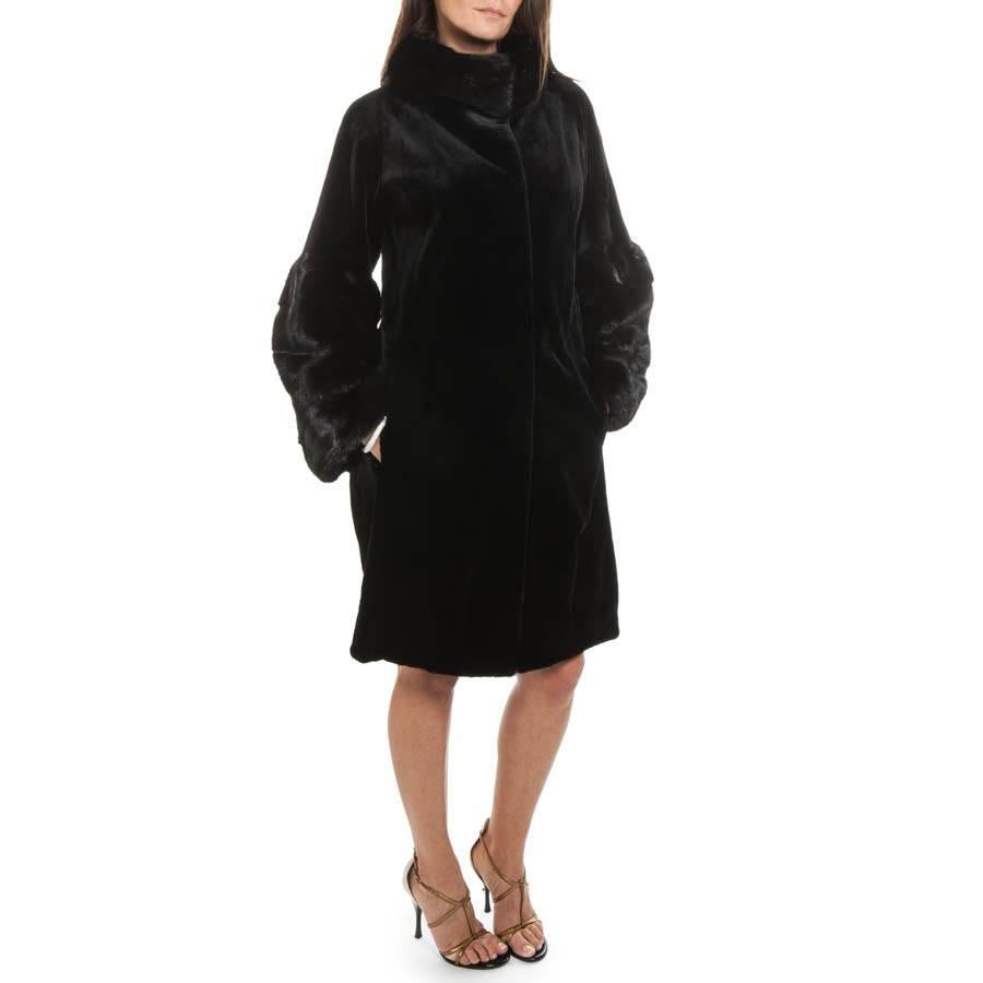 Coat Christian Dior in black long shaved mink on sleeves and collar with brown reflections. Snap closure. Two slanted pockets. Silk lining. There are 3 leather links in order to pass a belt but belt is missing. 

Dimensions : bottom width: 56cm,