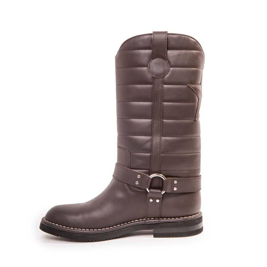 Collector!! Boots CHANEL'Paris-Dallas' in brown leather. Silver hardware on the buckle. Series 1G30209.

Boot height: 30 cm, ankle circumference : 35 cm, calf circumference : 38 cm, upper boot circumference : 39 cm

Delivered in a Valois Vintage