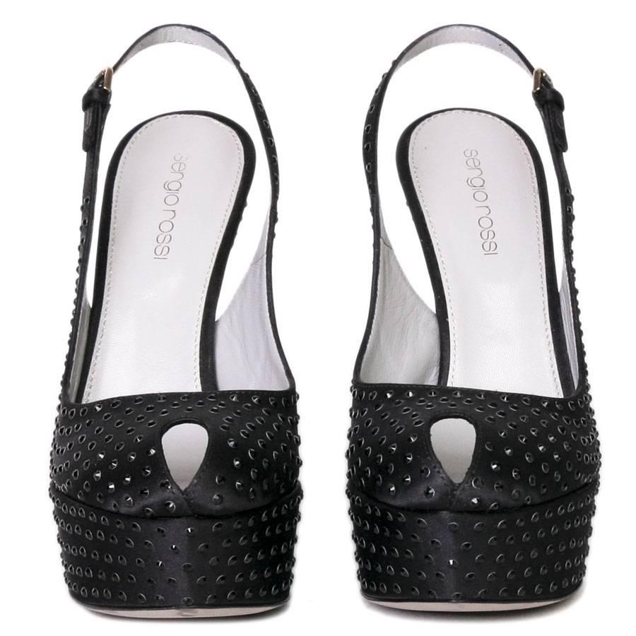 Sergio Ross pumps in black satin set with black rhinestones. Unbeatable comfort!

Very elegant with its glosses fixed on a satin of black silk, these shoes have a platform of 4 cm and a heel height of 14 cm.

Will be delivered in their box Sergio