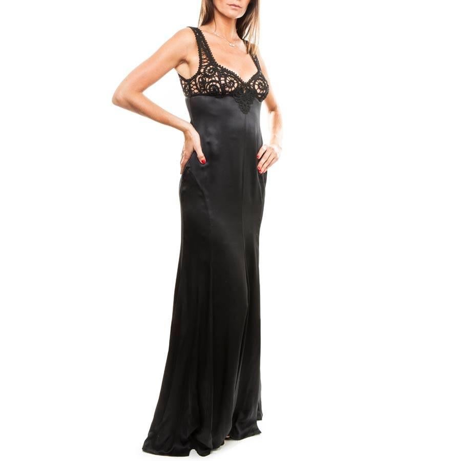 Long evening dress Versace in black silk. Fluid cut close to the body and flared at the bottom with zipper along the left side. 

Black embroidered on the top and the back.

Dimensions:  breadth: 140 cm