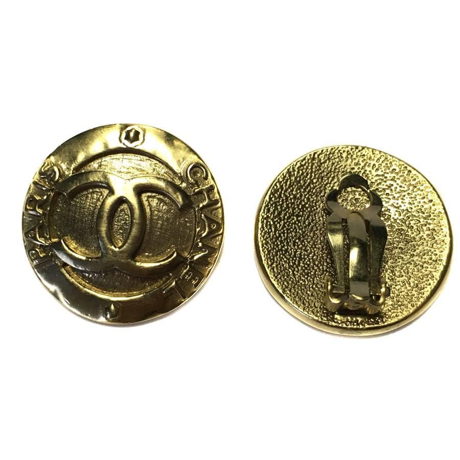 CHANEL round clip-on earrings in gilded metal with a CC in the center.

Delivered in a box CHANEL
