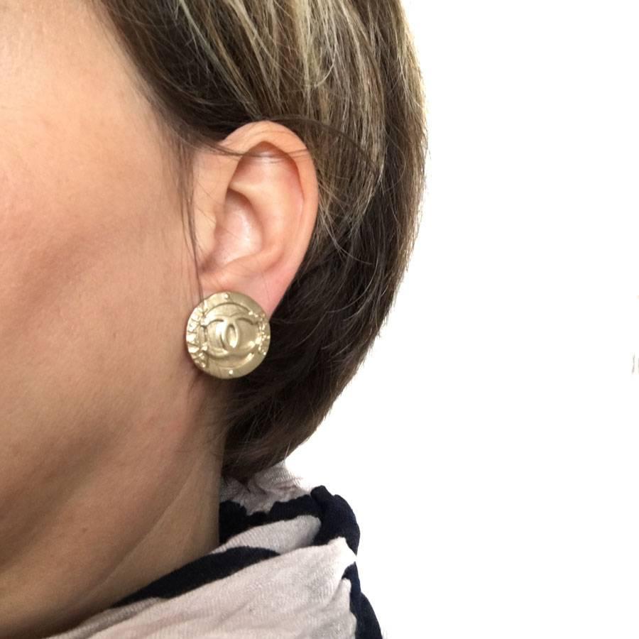 CHANEL Clip-on Earrings in Gilded Metal In Excellent Condition In Paris, FR