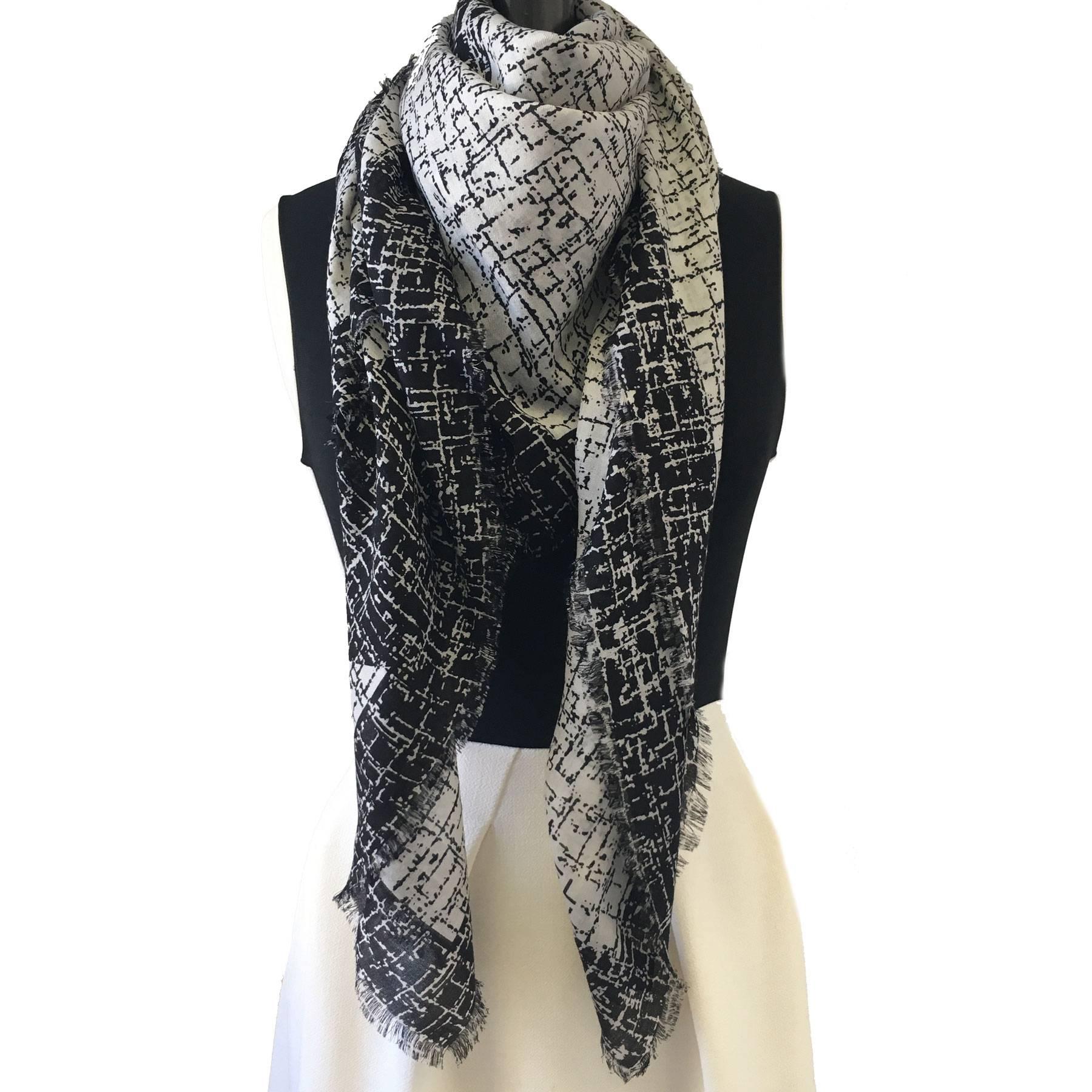 Women's or Men's CHANEL Shawl in Gray and Black Cashmere and Silk